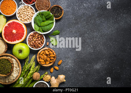 Superfoods sulla pietra nera dello sfondo. Foto Stock