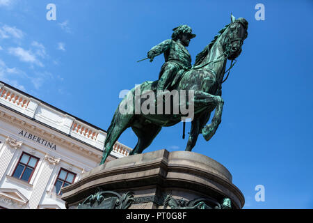 Statua al di fuori dell'Albertina, un museo nella Innere Stadt di Vienna in Austria. Ospita uno dei più grandi e più importanti sale stampa nel wo Foto Stock