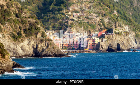 Il bellissimo borgo di Vernazza visto da Monterosso al mare, le Cinque Terre, La Spezia, Liguria, Italia Foto Stock