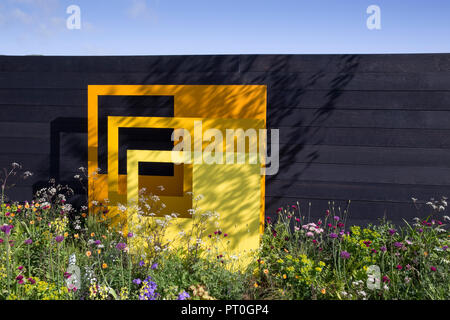 Recinzione da giardino in legno nero, pannelli scultorei in acciaio verniciato schermo decorativo Allium hollandicum Purple Sensation Anthriscus sylvestris Foto Stock