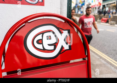 Il segno di CEX al di fuori del negozio sulla strada alta di Penzance Foto Stock