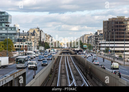 Metro il traffico tra la Defense e Parigi - Francia Foto Stock