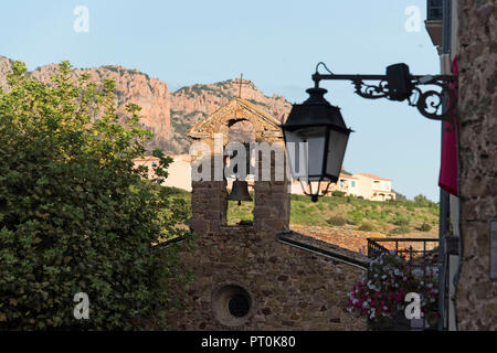 Chiesa in Roquebrune Sur Argens con Roquebrune in background. Foto Stock