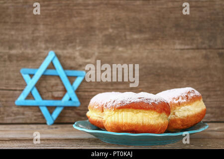 Festa ebraica Hanukkah e i relativi attributi menorah, ciambelle, stella di Davide Foto Stock
