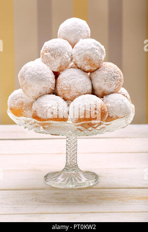 Piatto pieno di ciambelle con il riempimento e lo zucchero Foto Stock