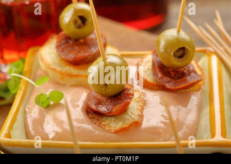 Tapas snack con salsiccia chorizo e verde oliva antipasto tapas Foto Stock