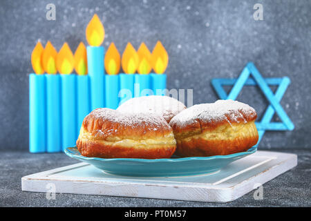 Festa ebraica Hanukkah e i relativi attributi menorah, ciambelle, stella di Davide Foto Stock