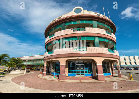 Bridgetown, Barbados - Dicembre 18, 2016: Architettura nella parte storica di Bridgetown, Barbados, dei Caraibi. Il Jolly Roger Tavern a sinistra. Esso Foto Stock