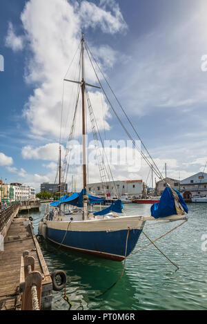 Bridgetown, Barbados - Dicembre 18, 2016: Sailing yacht ormeggiati nel centro di Marina di Bridgetown, Barbados, dei Caraibi. Foto Stock