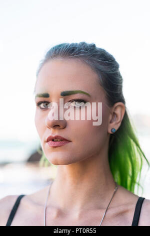 Ritratto di giovane donna con tinta verde le sopracciglia e i capelli Foto Stock