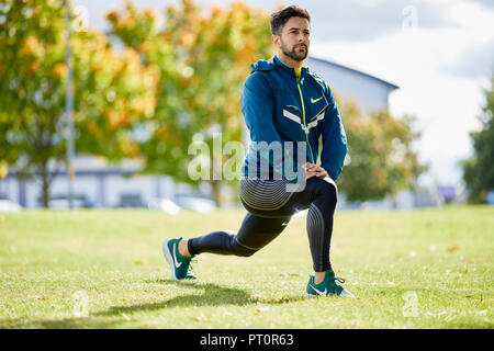 Uomo che si esercita Foto Stock