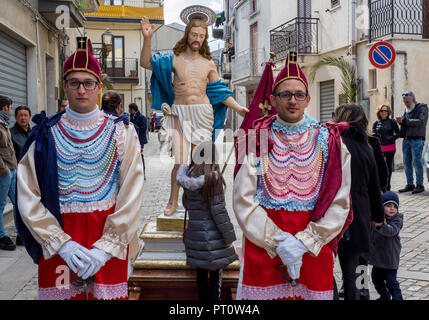 Ballo dei Diavoli, devils dance. Celebrazioni pasquali a Prizzi, Sicilia, 2018 Foto Stock