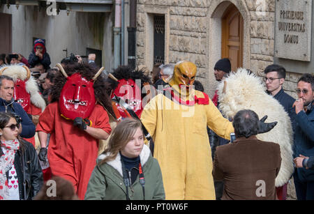 Ballo dei Diavoli, devils dance. Celebrazioni pasquali a Prizzi, Sicilia, 2018 Foto Stock