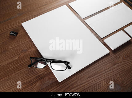 Blank corporate stationery sulla tavola di legno dello sfondo. Business modello di marca. Foto Stock