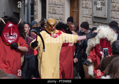 Ballo dei Diavoli, devils dance. Celebrazioni pasquali a Prizzi, Sicilia, 2018 Foto Stock