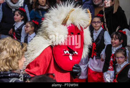 Ballo dei Diavoli, devils dance. Celebrazioni pasquali a Prizzi, Sicilia, 2018 Foto Stock