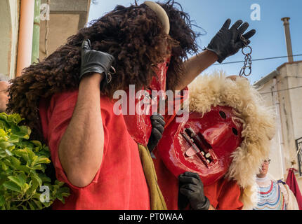 Ballo dei Diavoli, devils dance. Celebrazioni pasquali a Prizzi, Sicilia, 2018 Foto Stock