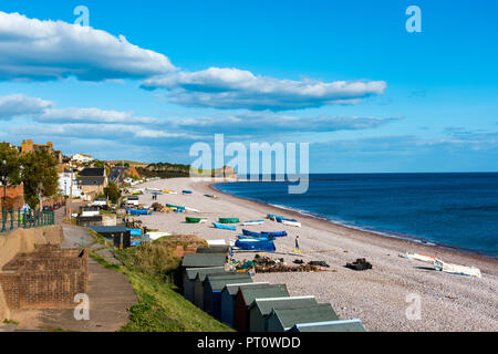 Budleigh Salterton, Devon, Regno Unito. Guardando ad est, con testa di lontra in background. Foto Stock