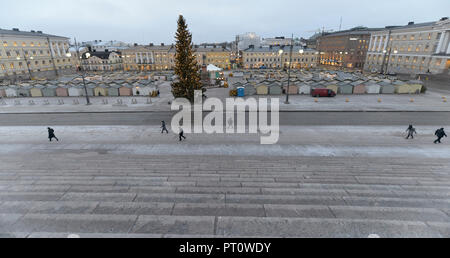 HELSINKI, Finlandia-dicembre 15, 2016: inverno mattina vista di Piazza del Senato con albero di Natale e il mercato di vacanza a Helsinki. Foto Stock