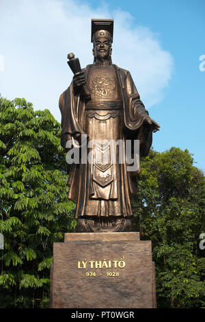 Hanoi Vietnam statua dell'Imperatore Ly tailandese al leader della Dinastia Ly Foto Stock