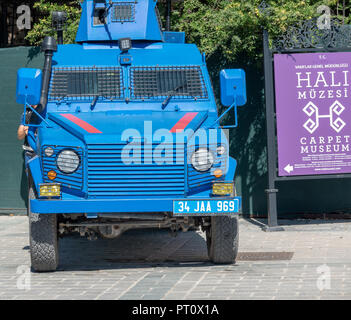 Istanbul, Turchia, Settembre 2018: blu luminoso dipinto di veicoli blindati della polizia turca di fronte all'ingresso del Museo Teppich in old tow Foto Stock