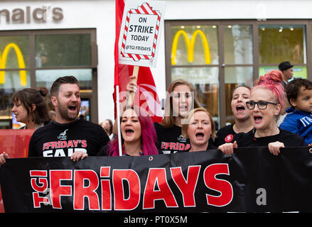 Lavoratori di ospitalità da MacDonalds, TGI Fridays e JD Weatherspoons vai su uno sciopero di 24 ore alla domanda salari più equi. Essi chiedono di £10 per ora. Foto Stock