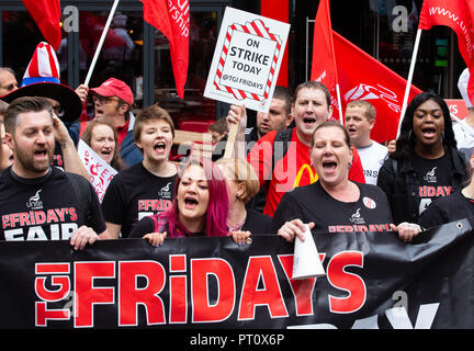 Lavoratori di ospitalità da MacDonalds, TGI Fridays e JD Weatherspoons vai su uno sciopero di 24 ore alla domanda salari più equi. Essi chiedono di £10 per ora. Foto Stock