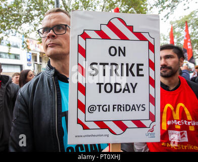 Lavoratori di ospitalità da MacDonalds, TGI Fridays e JD Weatherspoons vai su uno sciopero di 24 ore alla domanda salari più equi. Essi chiedono di £10 per ora. Foto Stock