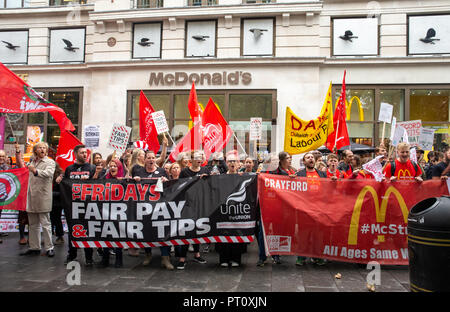 Lavoratori di ospitalità da MacDonalds, TGI Fridays e JD Weatherspoons vai su uno sciopero di 24 ore alla domanda salari più equi. Essi chiedono di £10 per ora. Foto Stock