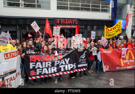 Lavoratori di ospitalità da MacDonalds, TGI Fridays e JD Weatherspoons vai su uno sciopero di 24 ore alla domanda salari più equi. Essi chiedono di £10 per ora. Foto Stock