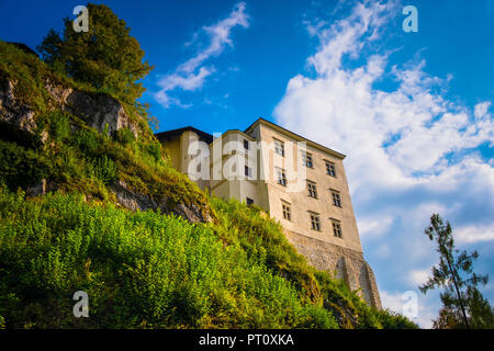 Pieskowa Skala, Piccola Polonia / Polonia - 2018/09/09: storico castello Pieskowa Skala dal fiume Pradnik nella Ojcowski National Park Foto Stock