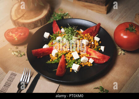 Couscous gigante tomatoe e fetahi insalata di formaggio Foto Stock