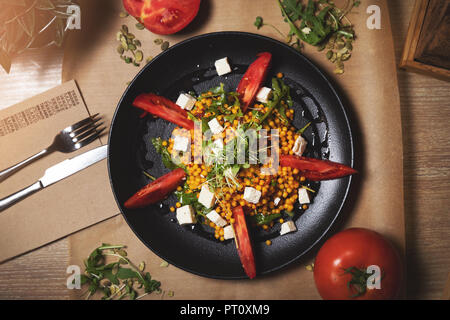 Couscous gigante tomatoe e fetahi insalata di formaggio Foto Stock