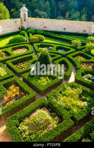 Pieskowa Skala, Piccola Polonia / Polonia - 2018/09/09: giardini interni del castello storico Pieskowa Skala dal fiume Pradnik nella nazionale Ojcowski Par Foto Stock