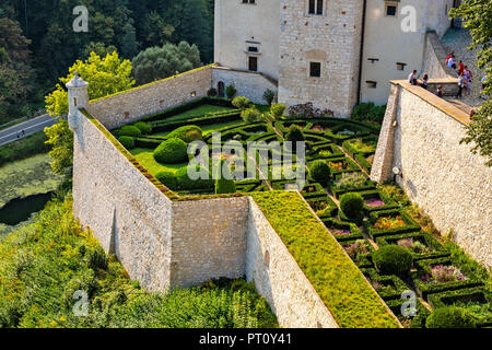 Pieskowa Skala, Piccola Polonia / Polonia - 2018/09/09: giardini interni del castello storico Pieskowa Skala dal fiume Pradnik nella nazionale Ojcowski Par Foto Stock