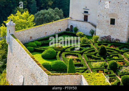 Pieskowa Skala, Piccola Polonia / Polonia - 2018/09/09: giardini interni del castello storico Pieskowa Skala dal fiume Pradnik nella nazionale Ojcowski Par Foto Stock