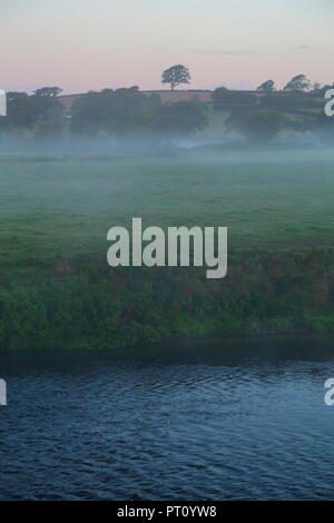 Ax Valley in Devon su la foschia mattutina Foto Stock