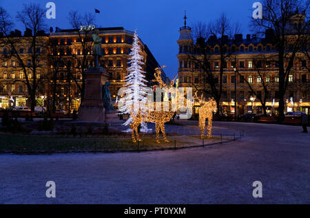 HELSINKI, Finlandia: 15 dicembre 2016:decorazioni di Natale città di Helsinki appena prima del sorgere del sole. Statua di Ludwig Runeberg nel parco Esplanade. Foto Stock