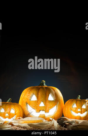 Halloween holiday poster con la zucca Jack O'lanterna. Spazio di copia Foto Stock