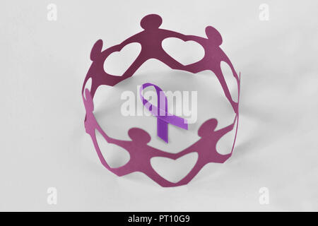 La gente di carta in un cerchio intorno al nastro violetto su sfondo bianco - Concetto di violenza domestica consapevolezza; il morbo di Alzheimer, cancro pancreatico, ep Foto Stock
