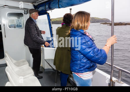 I turisti in barca cruiser off Valentia Island, nella contea di Kerry, Irlanda Foto Stock