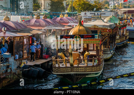 Sandwich di pesce barche nel quartiere Eminonu, Istanbul, Turchia. Foto Stock