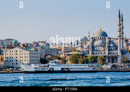 Istanbul, Turchia, 8 ottobre 2011: Yeni Camii (Nuova Moschea) nel quartiere Eminonu. Foto Stock