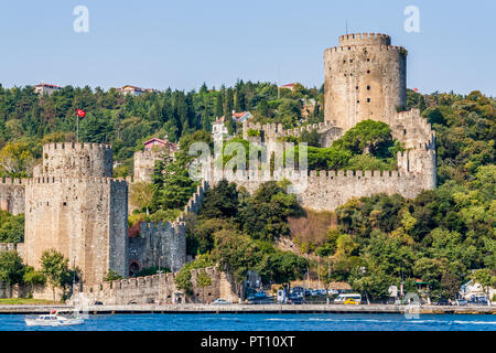 Istanbul, Turchia, 8 ottobre 2011: Rumeli Fortezza (Rumeli Hisari) sulle rive del Bosforo. Foto Stock