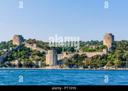 Istanbul, Turchia, 8 ottobre 2011: Rumeli Fortezza (Rumeli Hisari) sulle rive del Bosforo. Foto Stock