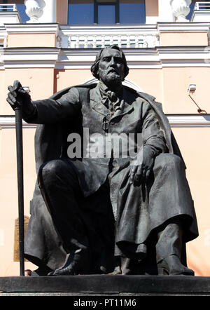 Una grande statua del grande scrittore russo, poeta e drammaturgo, Ivan Turgenev a San Pietroburgo, Russo. Foto Stock