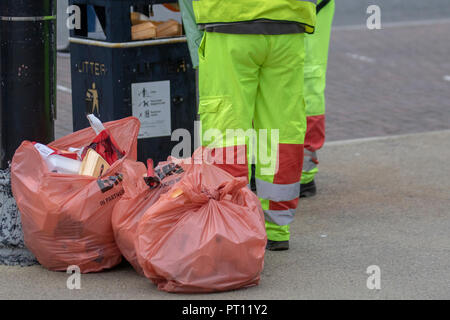 Biffa appaltatori, Street pulitori, street, detergente per pulizia, città, lavoro, pulire, urban, road, servizio, spazzatrice, lavoratore, attrezzature, immondizia, persone, processo di lavoro, cleanup, lavorando per Wirral, Wallasey servizi ambientali, REGNO UNITO Foto Stock