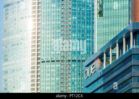 Singapore - Agosto 11 2018: Close up dettagli architettonici di OUE Bayfront edificio per uffici e la vela di Marina Bay Foto Stock