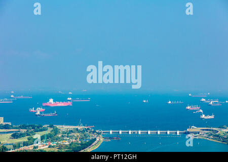 Singapore - Agosto 18 2018: vista aerea di Singapore scape di mare con navi nel mare blu con Marina Barrage Foto Stock