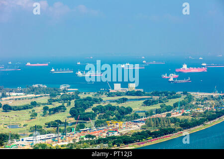 Singapore - Agosto 18 2018: Antenna ad occhio d'uccello del Marina Oriente Singapore con East Coast Expressway, giardini dalla baia a Est, del mare e delle navi Foto Stock